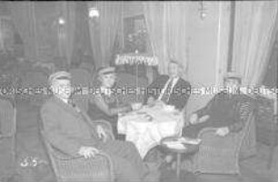 Abendgesellschaft im Salon des Hochseepassagierdampfers "Bremen", Burschenschaft