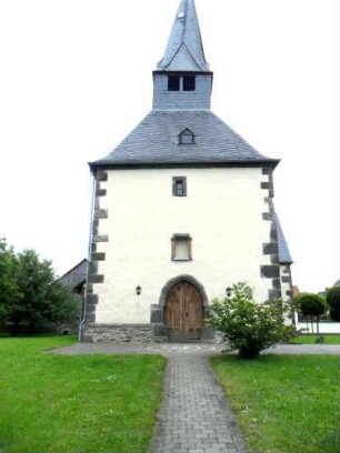 Evangelische Kirche - Kirchturm (Spätromanische Gründung 13 Jh) von Westen mit Portal und Dachturm (Gotische Überarbeitung im 15-16 Jh)