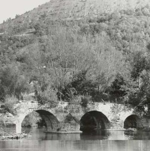 Jena-Burgau. Alte Saalebrücke (E. 15. Jh., Zerstörung 1945). Ansicht vom linken Ufer gegen den Johannisberg
