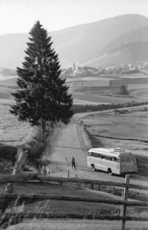Bernau: Landstraße mit Postbus in Landschaft