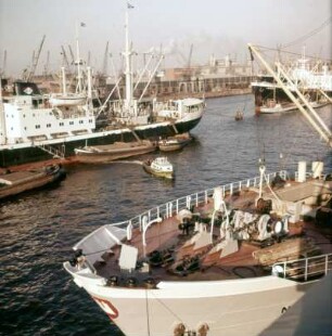 Hamburg. Hafen. Frachtschiff wird entladen