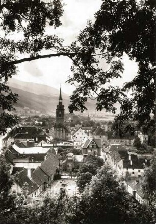 Bruck an der Mur, Ortsansicht : Bruck an der Mur. Ortsteilansicht von Osten vom Burgberg mit Pfarrkirche Mariae Geburt