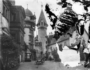 Im Schloßhof zu Heldburg : Heldburg. Veste Heldburg, Hauptgebäude und Treppenturm. Teilansicht des Burghofes