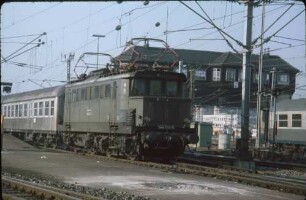 Stuttgart Hbf. Gleis 13 Lok 144 014 Nahverkehrszug Bnb-Wagen Stw2