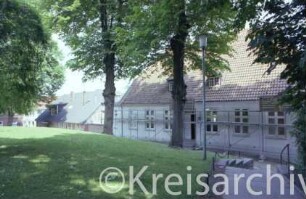 Kirchberg 9: ehemaliges Pastorat: Traufseite mit Eingang, Gerüst: daneben links Kirchberg 10: vorne rechts Treppenaufgang zur Peter-Paul-Kirche