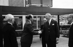 Freiburg: Studentensiedlung, Einweihungsfeier; Rundgang Ministerpräsident K.G. Kiesinger, Magnifizenz Prof. Helmut Baitsch