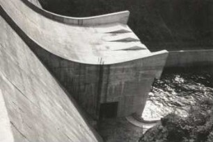 Vogtland. Talsperre Pöhl. Staumauer. Überlauf zum Tosbecken von der Sperrmauer gesehen