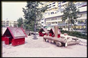 Spielplatz auf dem Außengelände der Autobahnüberbauung Schlangenbader Straße
