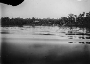 Flusslandschaft : Der Fluss Arwuimi und die umgebende Landschaft