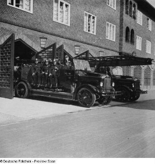 Berliner Feuerwehr. Löschzug. Motorspritze und Automobil-drehleiter, Typ" Mercedes-Benz ", einsatzbereit vor der Fahrzeughalle
