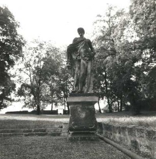 Bacchus aus dem Schloßgarten Röhrsdorf : Knöffler, Johann Gottfried: Bacchus aus dem Schloßgarten Röhrsdorf. Sandstein. Dohna-Röhrsdorf-Gamig. Ehemaliges Rittergut Gut Gamig, Park