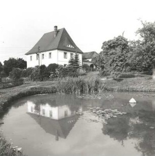 Colditz-Lastau. Dorfteich gegen Gehöft (18. Jh. begonnen)