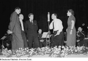 Heinz Quermann und weitere Personen auf der Bühne bei einer „Ring-frei“-Veranstaltung der Leipziger Volkszeitung im Kino Capitol