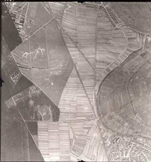 Amerikanische Luftbildaufnahmen von Kriegszerstörungen. Ausrichtung nach Südwesten. Randgebiete Neureut / Eggenstein