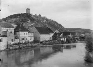 Ortsteilansicht mit Burganlage. Blick über einen Fluss