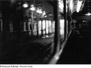 Dresden. Bahnunterführung, fotografiert aus einer Straßenbahn