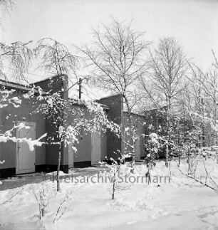 Nico Pyrotechnik Hanns-Jürgen Diederichs GmbH & Co. KG: Außenansicht: Bunkergebäude: davor Bäume: Winter