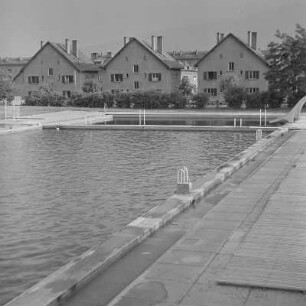 Das Schwimmbad in Sofia inmitten der Arbeitersiedlung