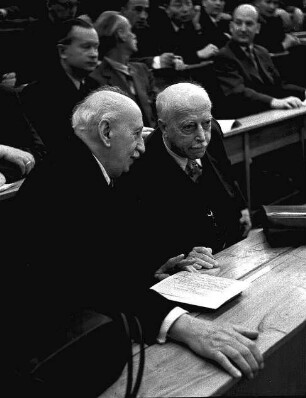Abram Fjodorowitsch Joffe und Max von Laue im Gespräch auf dem Physikerkongress in Leipzig