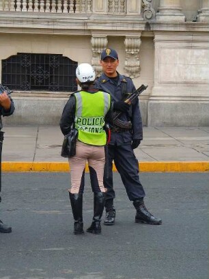 Lima - Sicherheitskräfte am Präsidentenpalast : Eine Verkehrspolizistin steht mit einem Bewaffneten vor dem Präsidentenpalast. Aufgenommen am 27. August 2011 in der Hauptstadt Lima