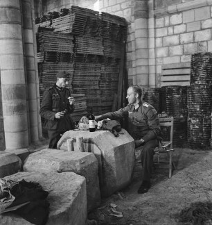 Frühstück in der Werkstätte von Saint Nicolas in Caen (Aufnahme im Rahmen der Fotokampagne im besetzten Frankreich)