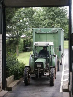Anlieferung von Gemüse mit dem Traktor
