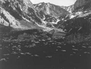 Bergtal mit Findlingen : Blick in ein Bergtal mit Findlingen im Vordergrund