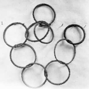 Kette aus neun gebuckelten Ringen