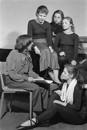 Gret Palucca (1902-1993; deutsche Tänzerin und Tanzpädagogin) im Gespräch mit Tanzeleven der Palucca Schule Dresden