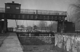 Vereistes Schiebetor der alten Schleuse Herne-West/Rhein-Herne-Kanal