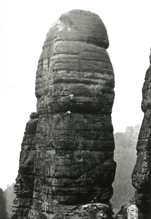 Sächsische Schweiz, Schrammsteine. Jungfer. Seilschaft Ehrhardt Renger im oberen Teil der Ostkante (VIIc)