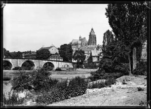 Wetzlar. Stadtansicht mit Dom und Alter Lahnbrücke
