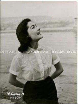 Modeaufnahme, Charmor-Nylonbluse