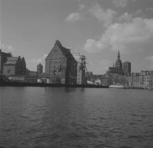 Stralsund. Freihafen, im Hintergrund Altstadt mit Jakobikirche und Nikolaikirche