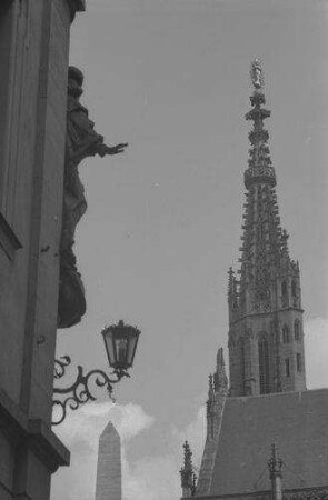 Würzburg: Turmspitze mit Laterne im Vordergrund und Profil eines Marienbildnisses