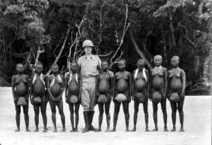 Onge Frauen und Egon von Eickstedt (Deutsche Indien-Expedition 1926/1929 - 4. Andamanen)