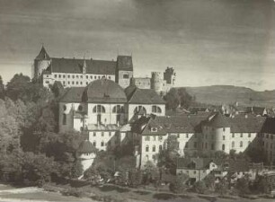 Füssen am Lech. Im Vordergrund das Kloster St. Mang, dahinter die bischöfliche Burg Hohes Schloss Füssen