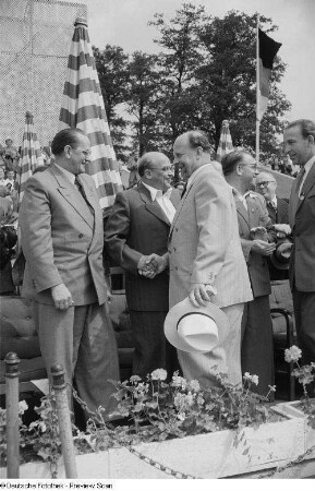 Walter Ulbricht während der Begrüßung von Gästen