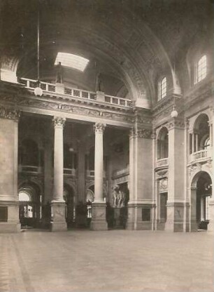 Leipzig, Augusteum : Leipzig. Universität. Wandelhalle im alten Augusteum, mit den beiden Statuen vom Friedrich dem Streitbaren und Kurfürst Moritz