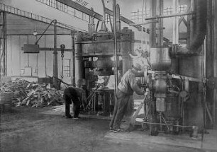 Hydraulische Schmiedepresse : Technikgeschichte | Industrie und Technik | Schmieden und Schmiede-Einrichtungen