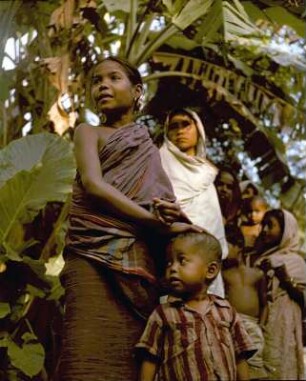 "Unterwegs". Zwei Frauen mit Kindern unter Palmen : Indien. "Unterwegs". Zwei Frauen mit Kindern unter Palmen