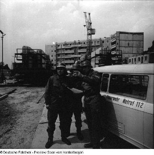 Feuerwache (Louisenstraße?), Feuerwehrautos, Ausstellung mit Modell der Feuerwache Louisenstraße, Feuerwehrleute mit Einsatzleiter Kaiser