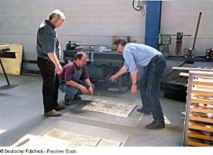 Firma Detlef Thorandt Stahlbau Metallbau . Fertigung der Tür zur Schatzkammer im Buchmuseum. Gestalter Professor Wolff-Ulrich Weder (TU Dresden; rechts) an den Buchstabenplatten für das Türinnenblatt