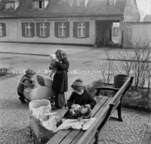 Kinder mit Puppenwagen