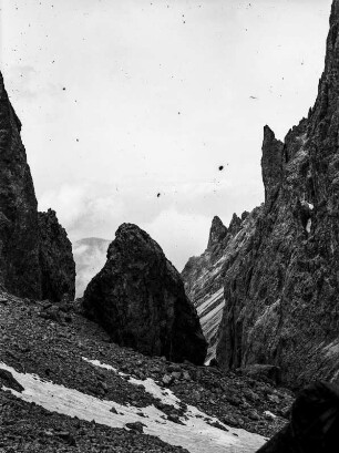 In den Dolomiten : Im felsigen Gebirge