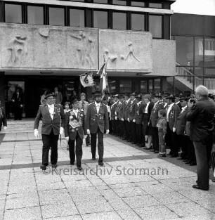 Schützen- und Volksfest: Veranstalter Heimatring und Ahrensburger Schützengilde: Umzug: vor dem Rathaus: Schützenkönig Jürgen Jahncke und seine Ritter Walter Timm, Claus Sietz jr. schreiten die Front der Schützen ab, 20. August 1977