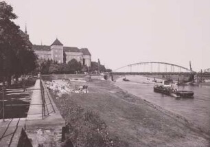 Torgau, Elbbrücke : Torgau. Blick stromab auf Schloss Hartenfels und Brücke. Unter der Brücke Arbeiten an der Porphyrklippe im Strom Brücke mehrfach geändert