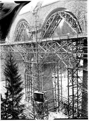 Fertig gestellte Bögen des neuen Viaduktes, Fahrgerüst und Lehrgerüste