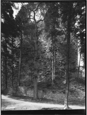 Ebersteinburg Burgruine Alteberstein Bergfried und Schildmauer - Außenansicht