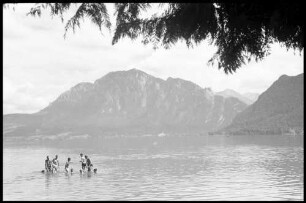 Burgau: Badende im Attersee